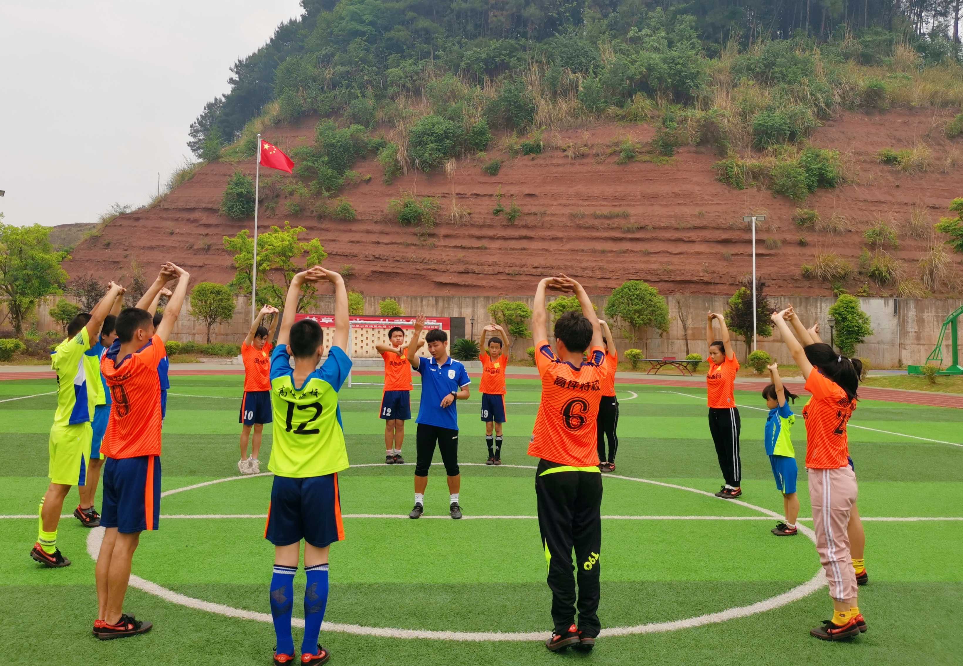 高坪足球队比赛,南充市高坪一小足球队