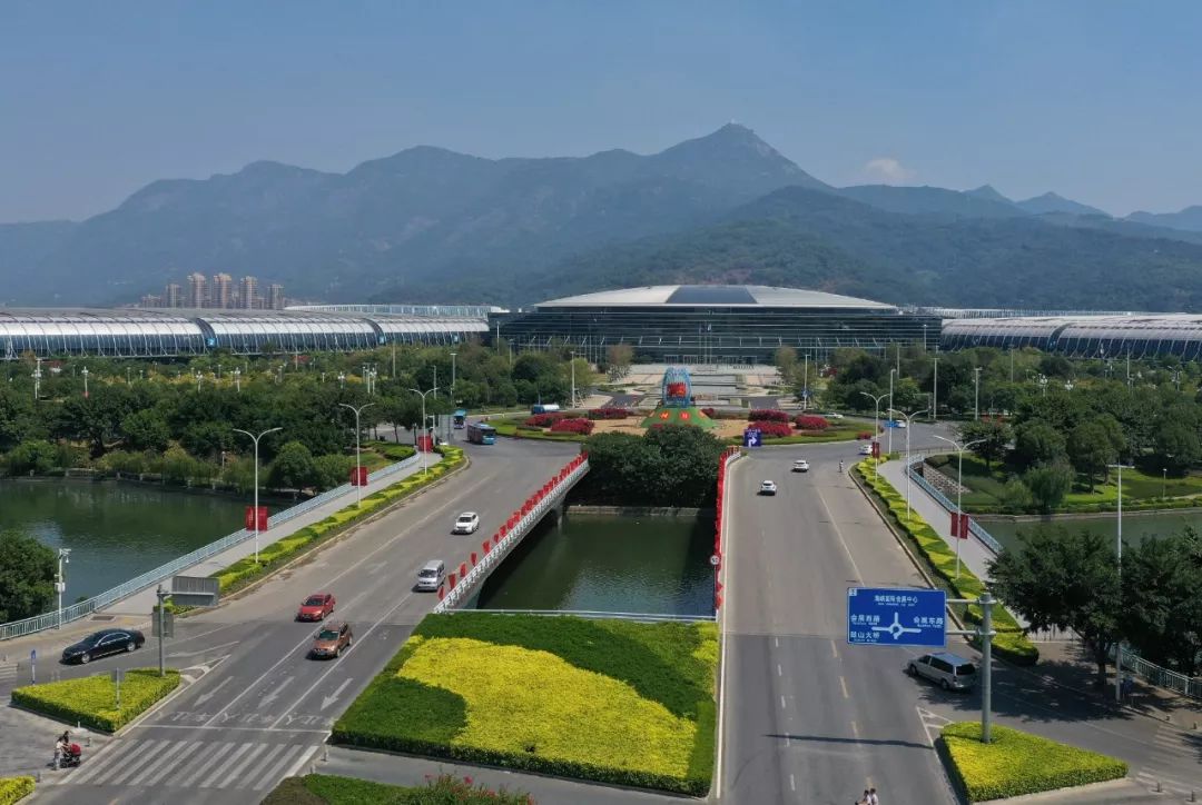 迎国庆街景,迎接国庆换上崭新的国旗