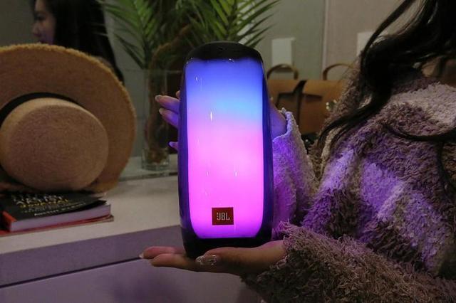 别再为情人节送礼发愁，这几个科技爆款不会出错