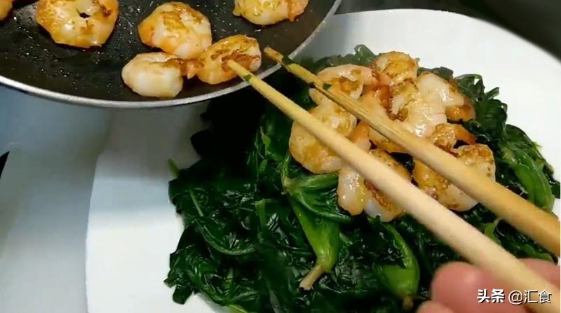 香酥芝麻虾,芝麻菠菜虾的家常做法