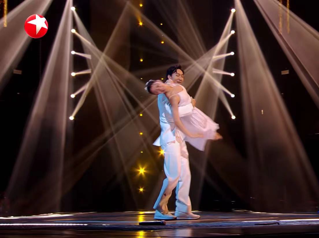 追光吧哥哥周晓鸥出场,追光吧哥哥尼坤与周晓鸥初次见面