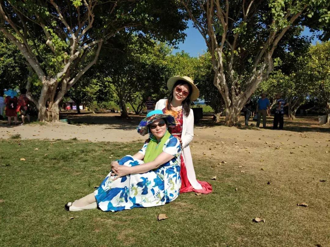 中国大妈外出旅游标准动作合辑！炫翻天！