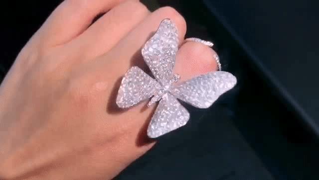 机关重重的珠宝里，除了爱情，还有毒药和刺杀