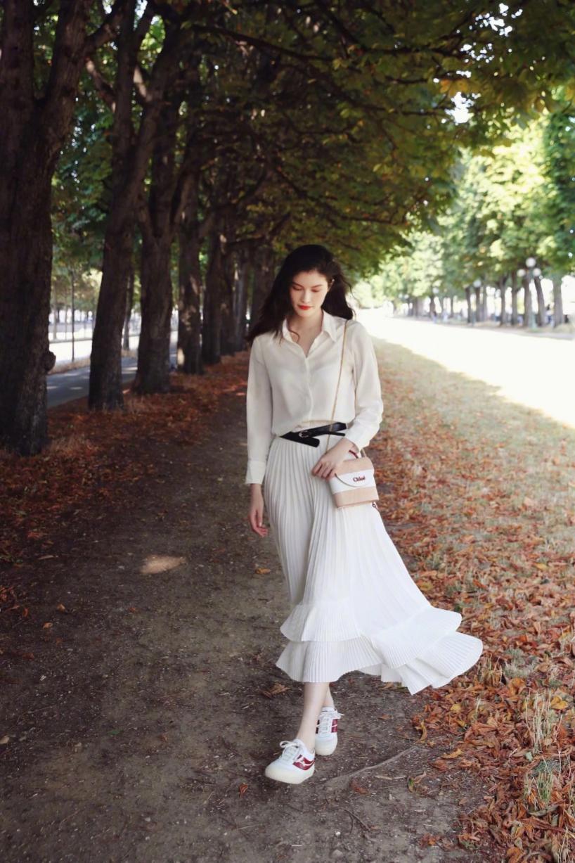 百褶裙搭配羽绒服中长款外套,粉丝色小香风羽绒服搭配百褶裙