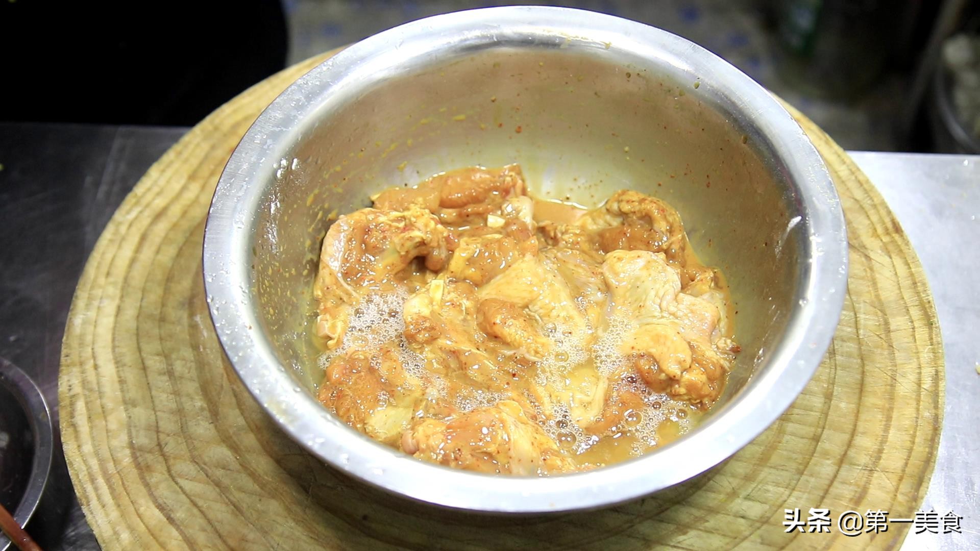 鸡翅裹上20层面包糠吃了,鸡翅怎样很好的裹上面包糠