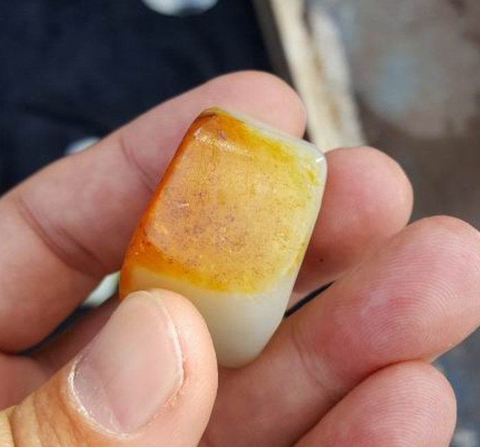 新疆和田玉籽料滚筒染色,染色和田玉籽料皮色特点