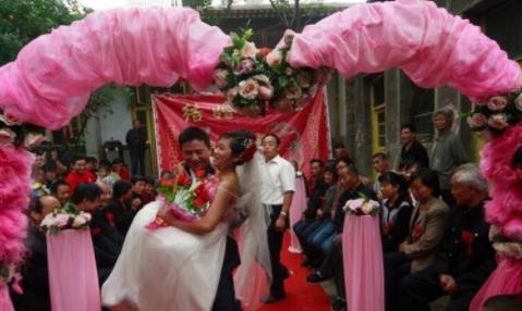 女同事给员工发结婚请柬,大家随礼500,婚礼后同事:快抢红包