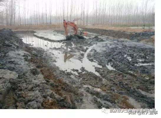 养殖塘水面泡沫怎么处理掉,养殖过程中池塘淤泥处理办法