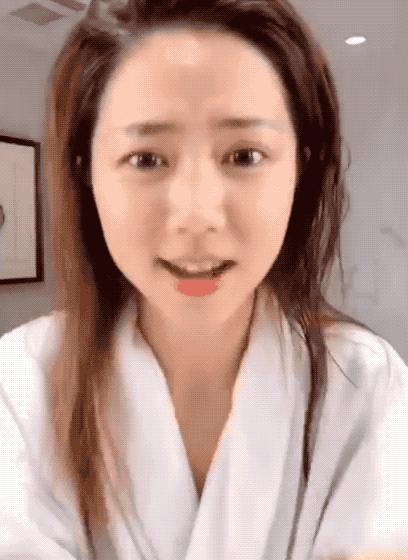 邓紫棋推荐的补水步骤 (邓紫棋使用什么粉底色好)