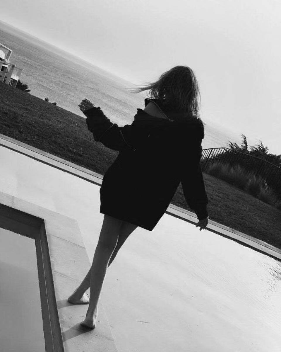 萧亚轩丰唇,42岁萧亚轩与年轻男子亲密合影