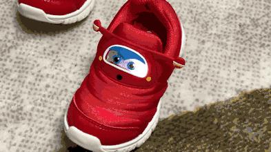 把乐迪穿在脚上起飞-小寻飞机侠儿童鞋