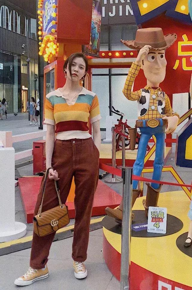 刘雯米兰时装周试装,刘雯维密走秀比心