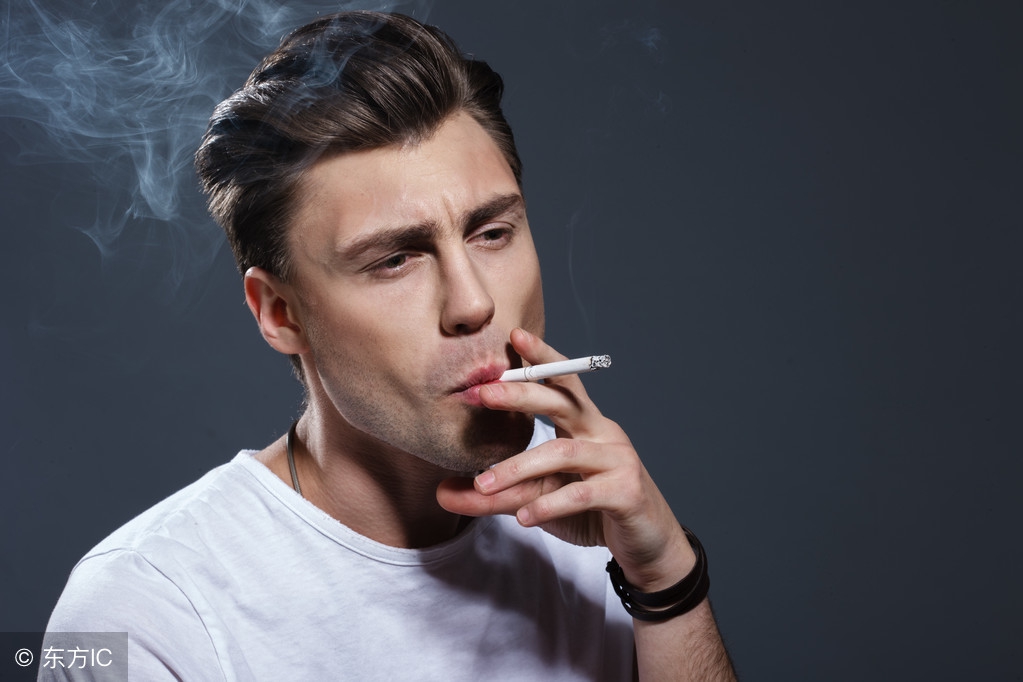 躲在角落里抽烟的男人,心疼抽烟的男人