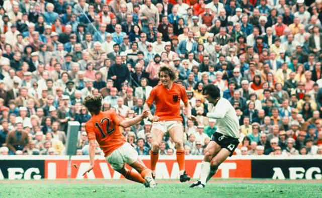 足球后卫与前锋的战术,中后卫如何防守前锋背身