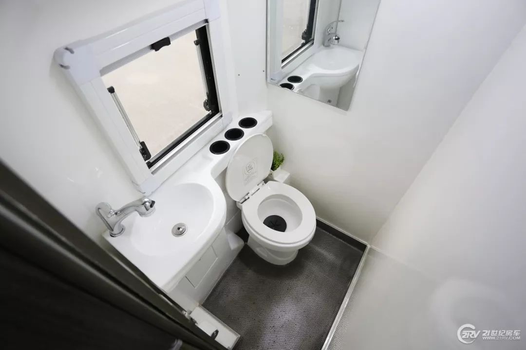 房车大全20-30万的小型c型房车,飞翔房车入门级b型房车价格