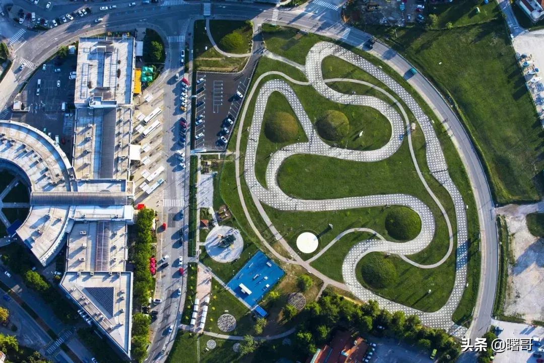 世界上的路本来很平凡，自从遇上设计师，此路非彼路