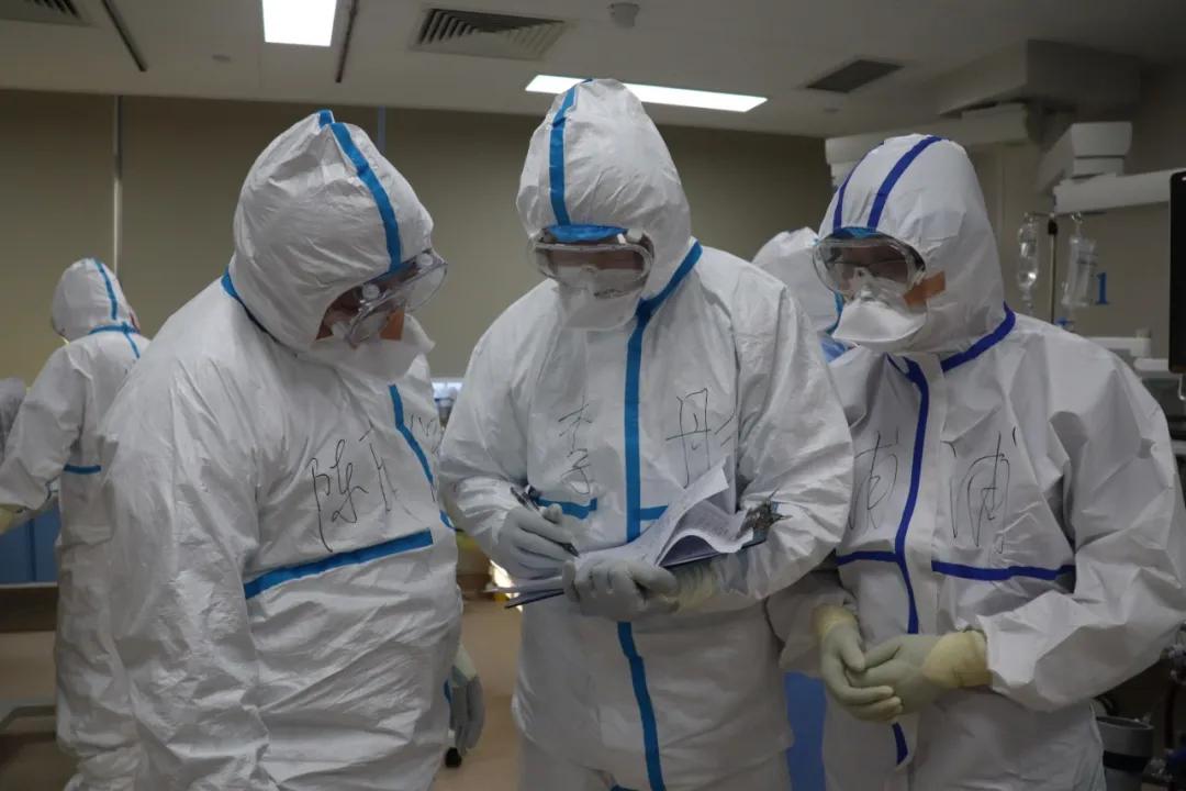 这批呼吸治疗“特种兵”不眠不休守护患者，曾历经SARS、H1N1流感、H7N9洗礼