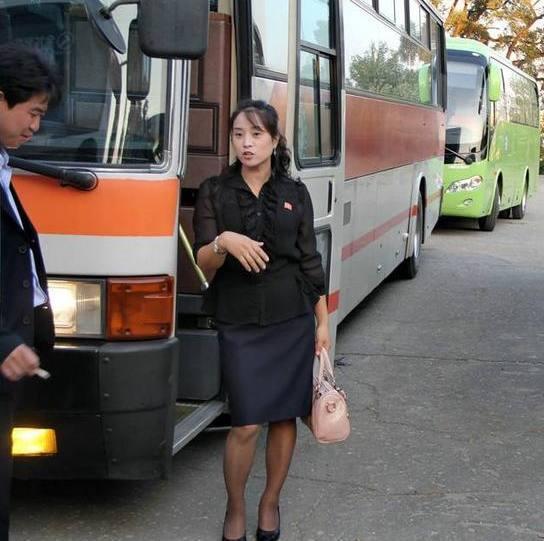 抓拍朝鲜街头冲我们笑的漂亮姑娘，鸭蛋脸上甜甜的笑