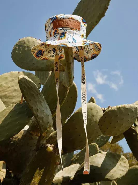 从全世界最会戴帽子的女人身上,学习一点「帽子戏法」