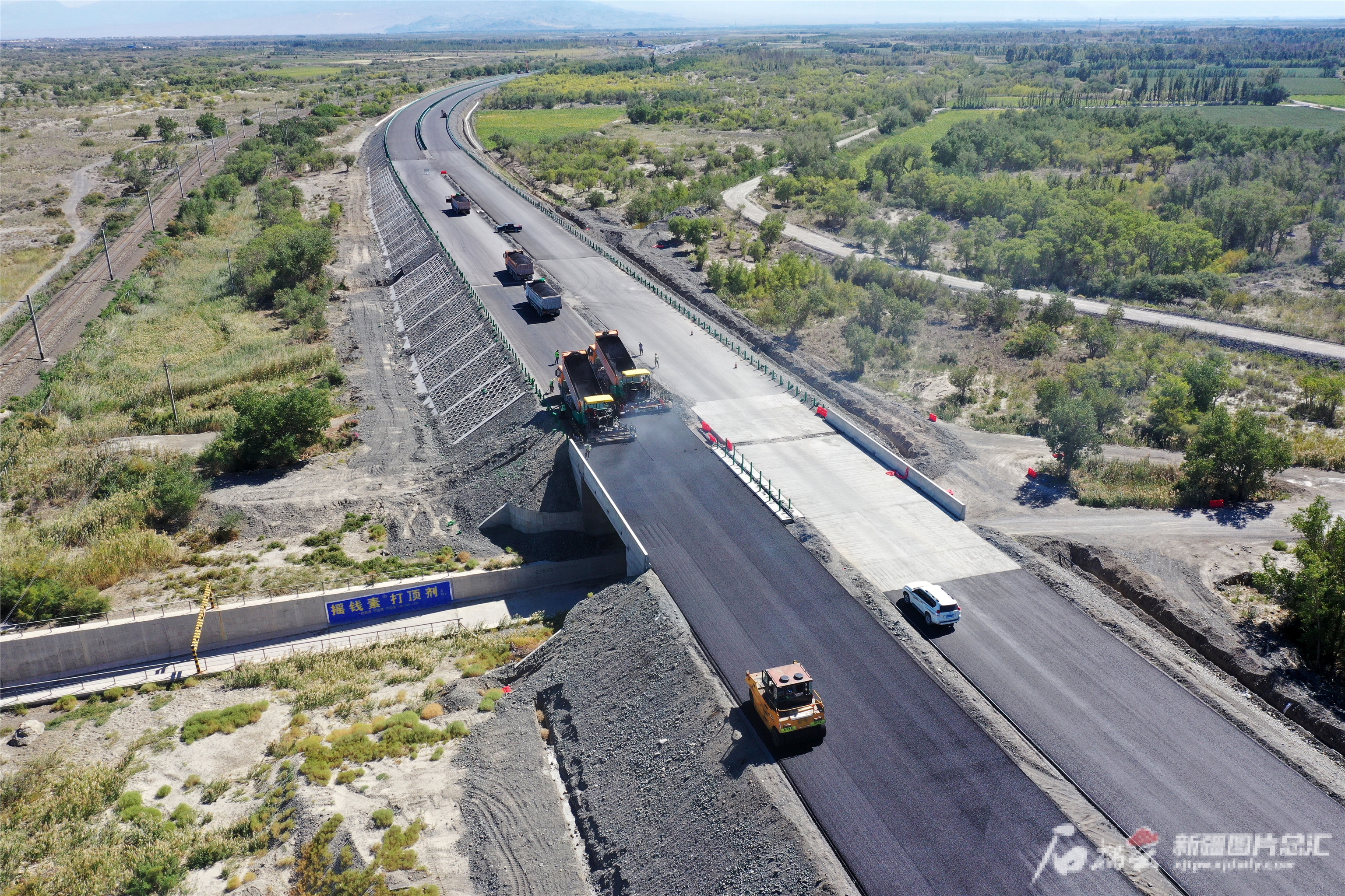 小天晨报丨中国农民丰收节专场活动在吐鲁番市举办；*疆新**品牌消费万里行走进杭州；精阿高速公路通车倒计时
