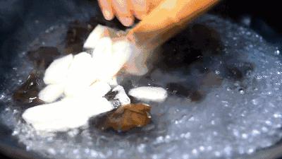 泡木耳只用清水泡等于吃虫卵,用淘米水洗木耳