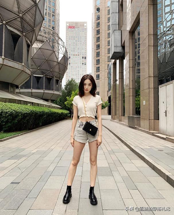 今年时尚大气短袖,普通宽松短袖怎么穿显瘦