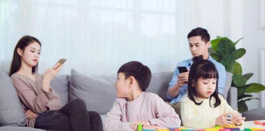 不给小孩手机怎么办,不给手机孩子就跑出去怎么办