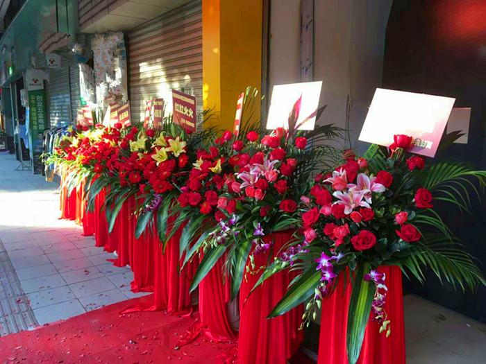 重庆这个店铺开业庆祝也太奇怪了吧?网友:现在流行这种风格了吗