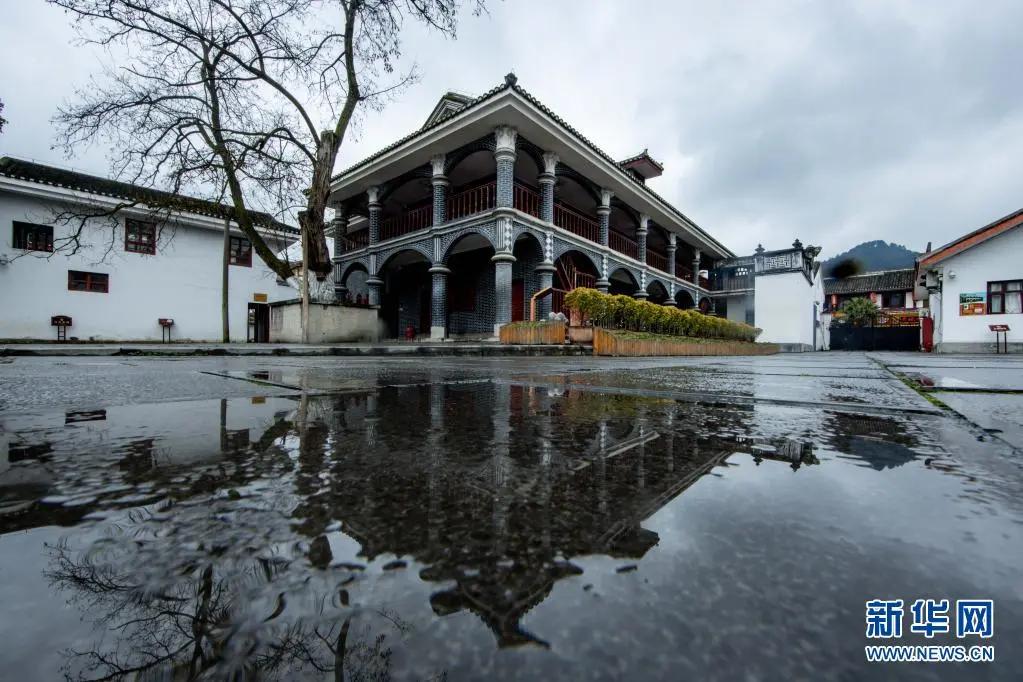 让历史照亮未来——跟着习*平近**总书记的足迹学习*党**史