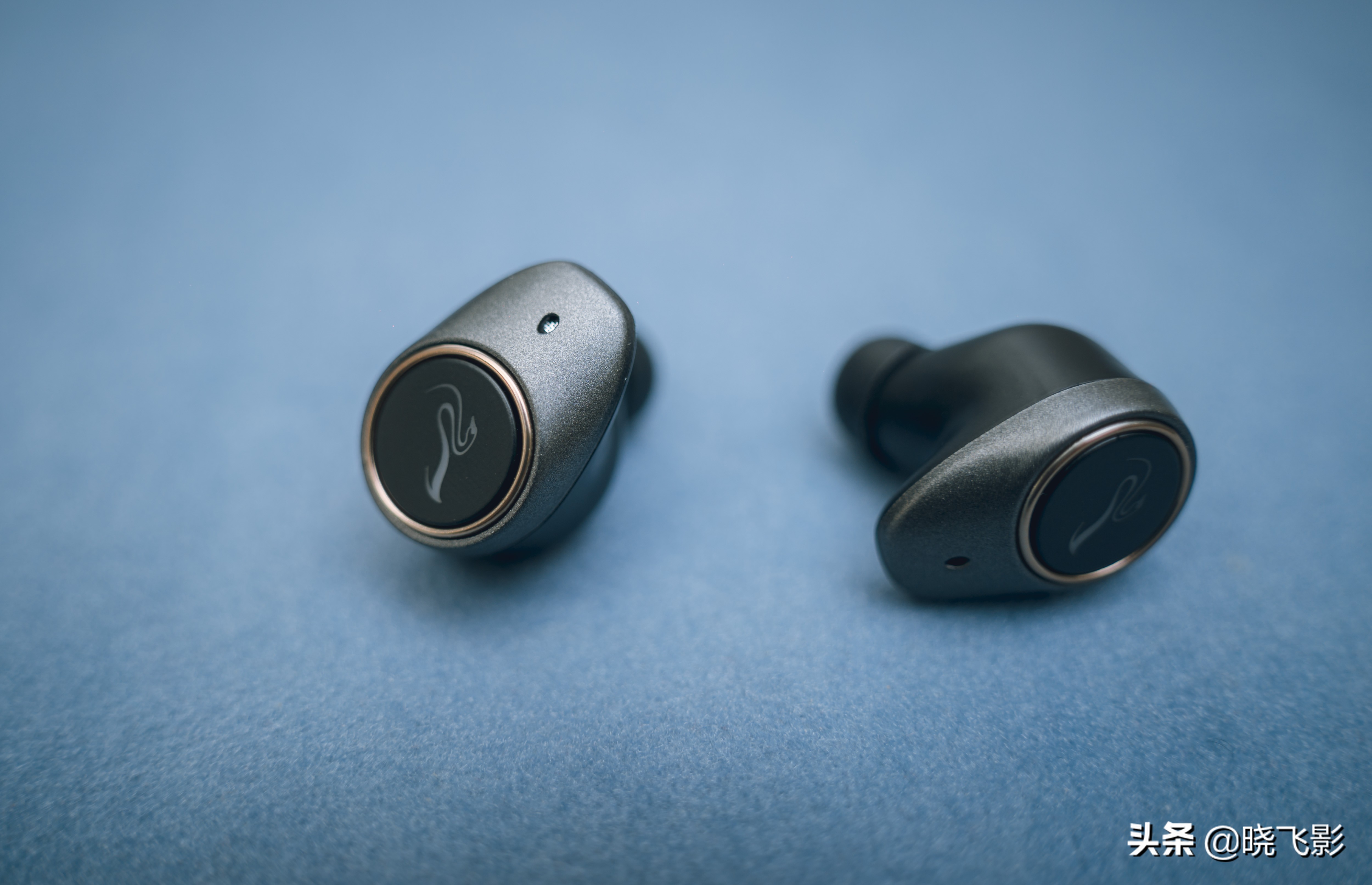 一个耳机盒有两种耳机,一个耳机盒