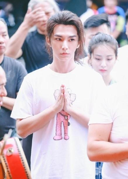 胡一天陈钰琪新剧连麦直播,胡一天陈钰琪开机路透