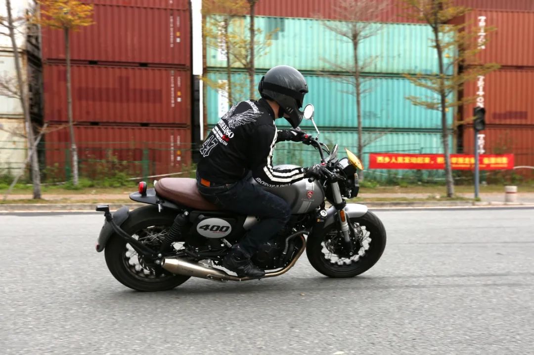 中量级双缸复古赛科龙re3试驾,宗申赛科龙re3双缸400复古摩托