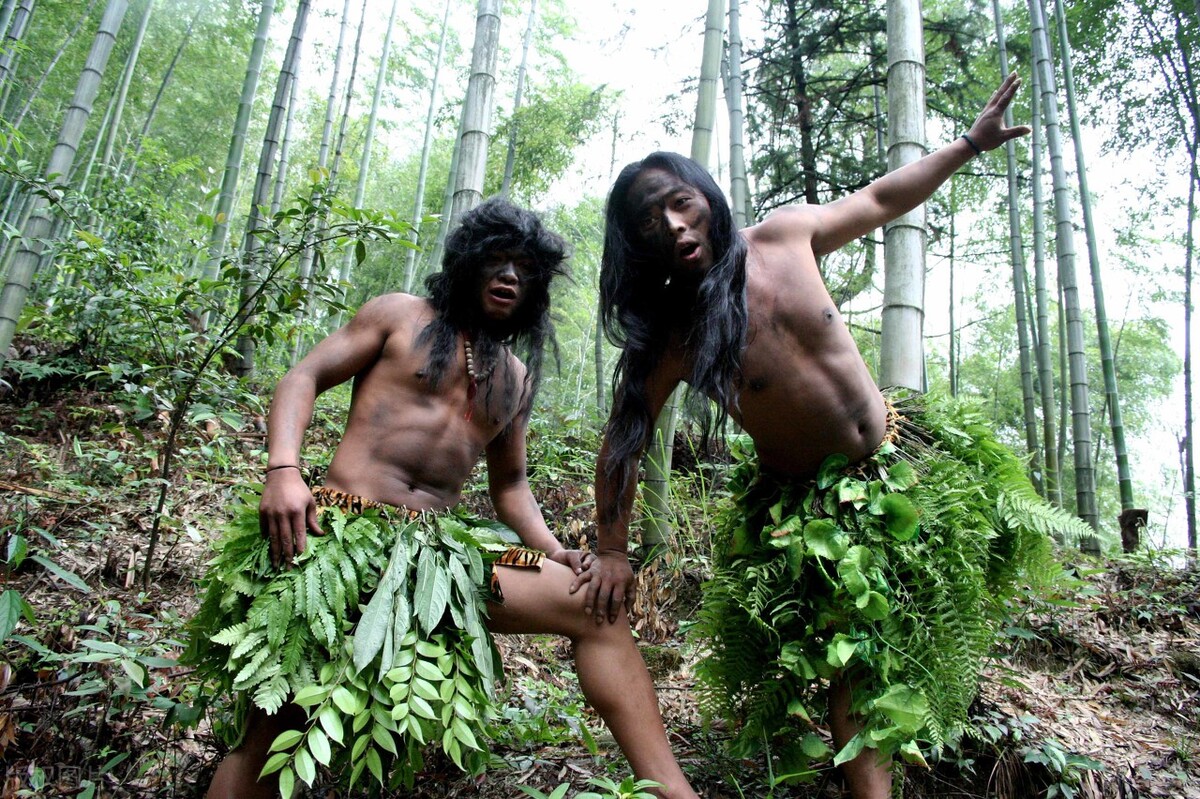 野人45.小野人“爷孩”终于帮助陈山根逃离了囚禁六年的山洞