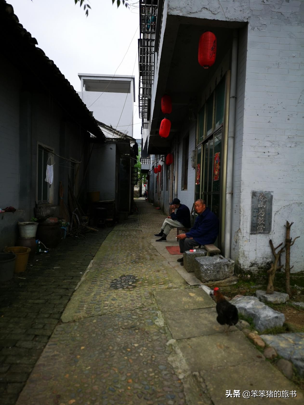 探秘濒临消失的音节文字——女书