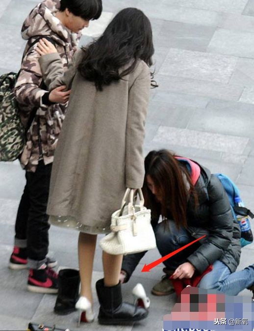 她耍大牌到让女助理给她脱袜子？