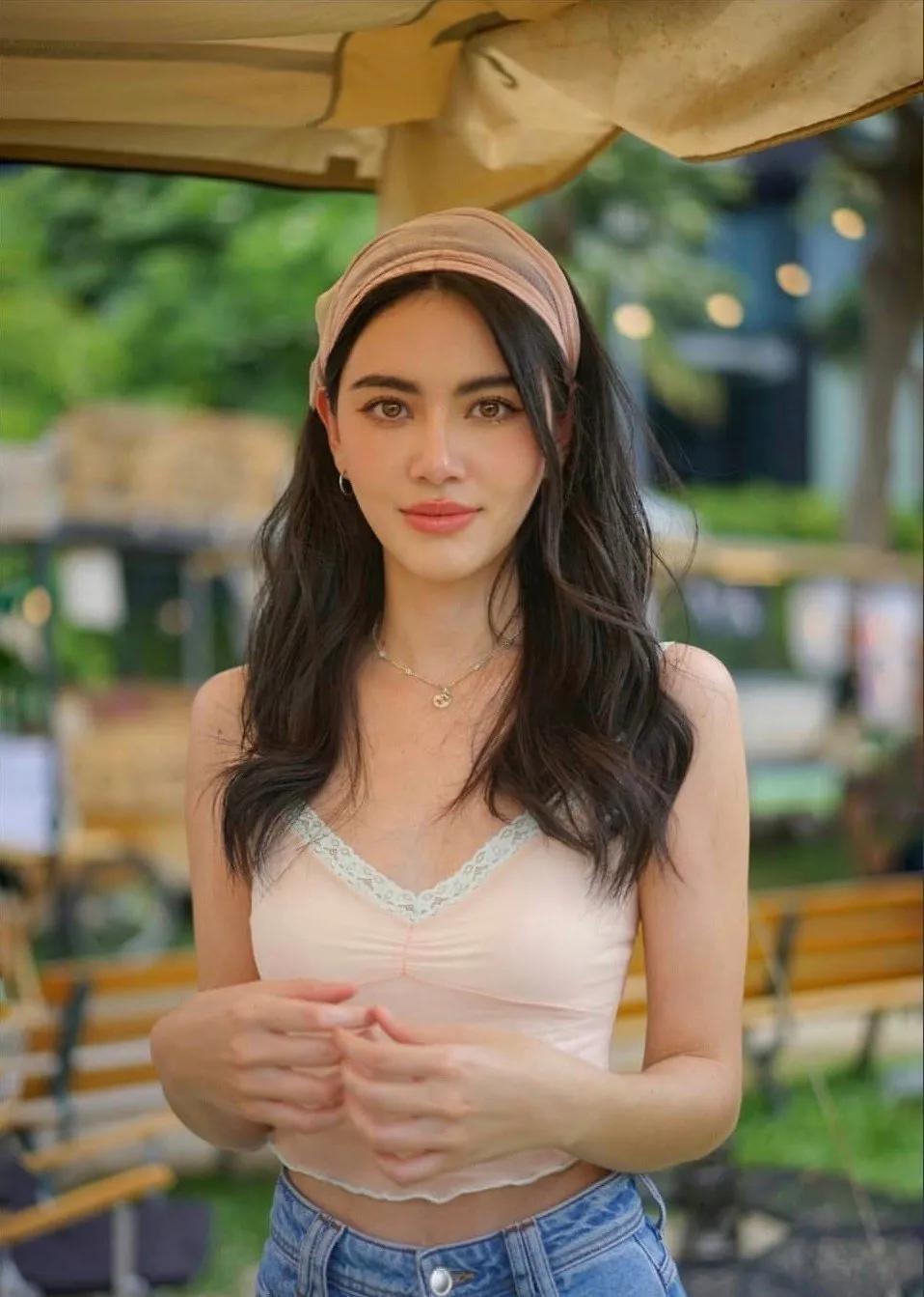 杨幂穿小吊带街拍,杨幂穿吊带衣服拍写真