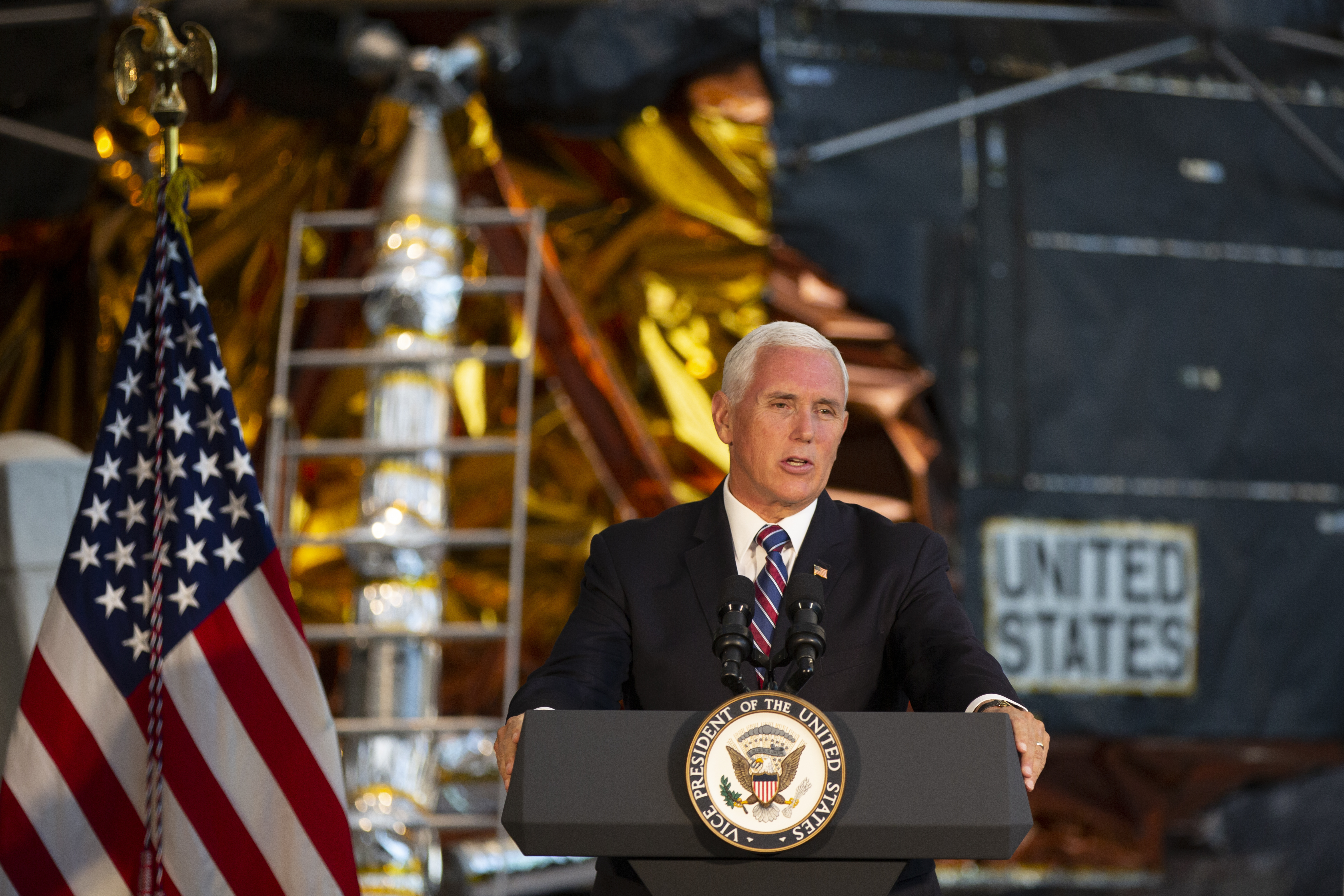 美国当年阿波罗登月到底是真是假,美国阿波罗登月如何再入地球