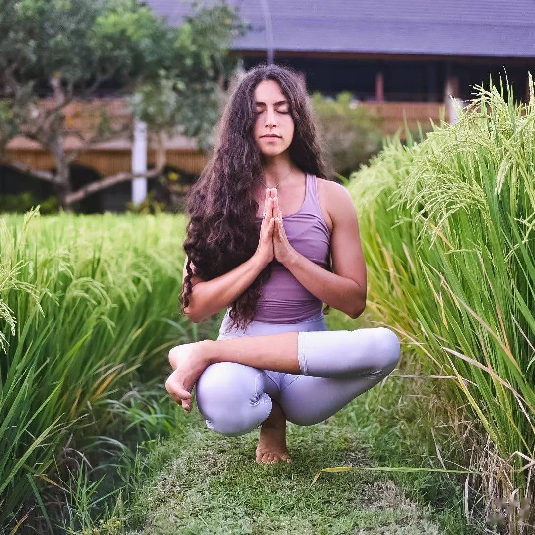 瑜伽瘦大臂和肩膀体式,手臂拜拜肉瑜伽教学