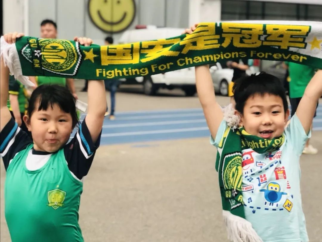 胡同里踢足球视频完整版,胡同看足球