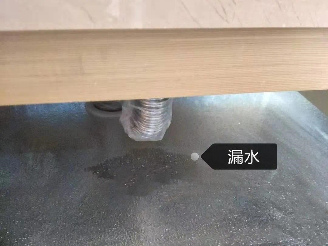 洗脸池下面接口处漏水,洗脸池下面漏水是什么原因