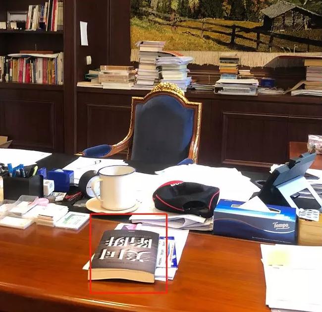 任正非办公桌上艰苦奋斗的杯子,任正非办公桌放的本书名字叫什么