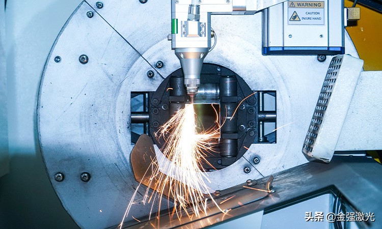 从卖眼镜到身价330亿,卖到脱销