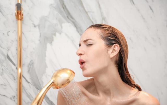 女生洗澡时会站着尿尿吗?别不好意思看,不妨先了解一下是好是坏