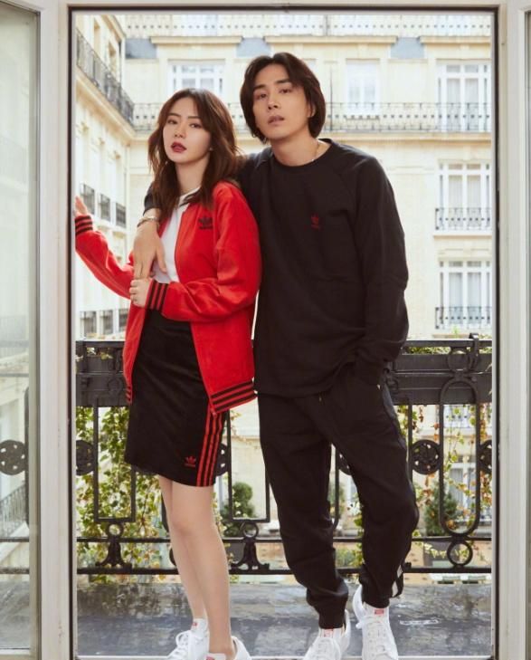 戚薇夫妇甜蜜视频,戚薇夫妇穿大西装