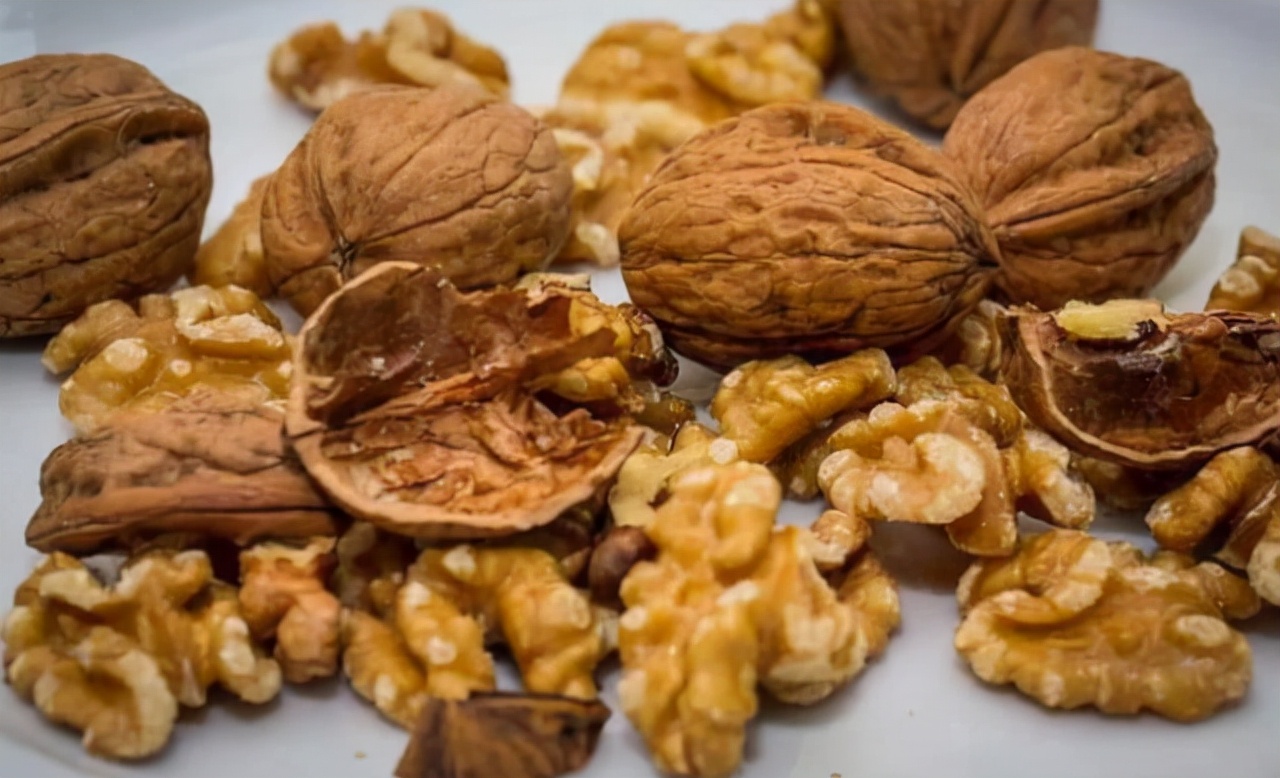 长期吃核桃对人身体有什么好处,经常吃核桃对身体有什么好处