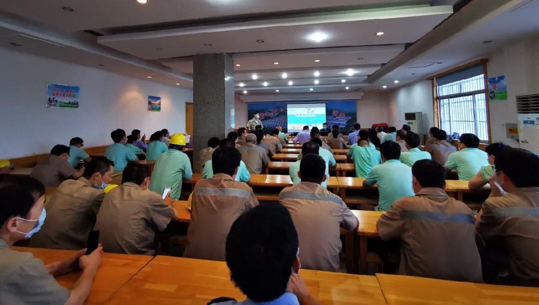 庆祝建党一百周年义诊送健康,七一义诊送医药