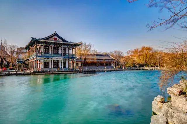 冬季山东山泉水最美最有韵味？济南山泉水美？泰山上下一片银白？