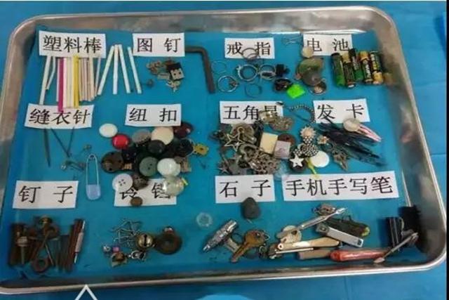 孩子误吞纽扣电池怎么办,宝宝误食纽扣电池救弟弟