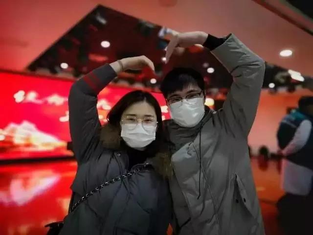 父女隔17年接力出征：爸爸抗非典女儿抗肺炎，这次换90后保护世界