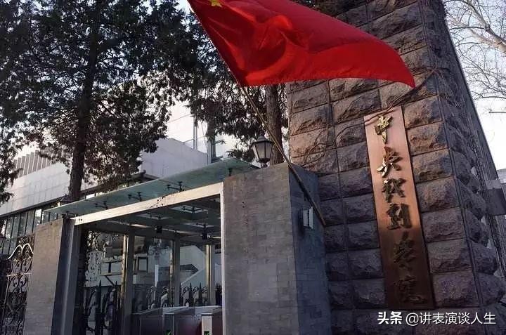 怎么才可以当一名美术老师,毕业后想当老师有什么条件